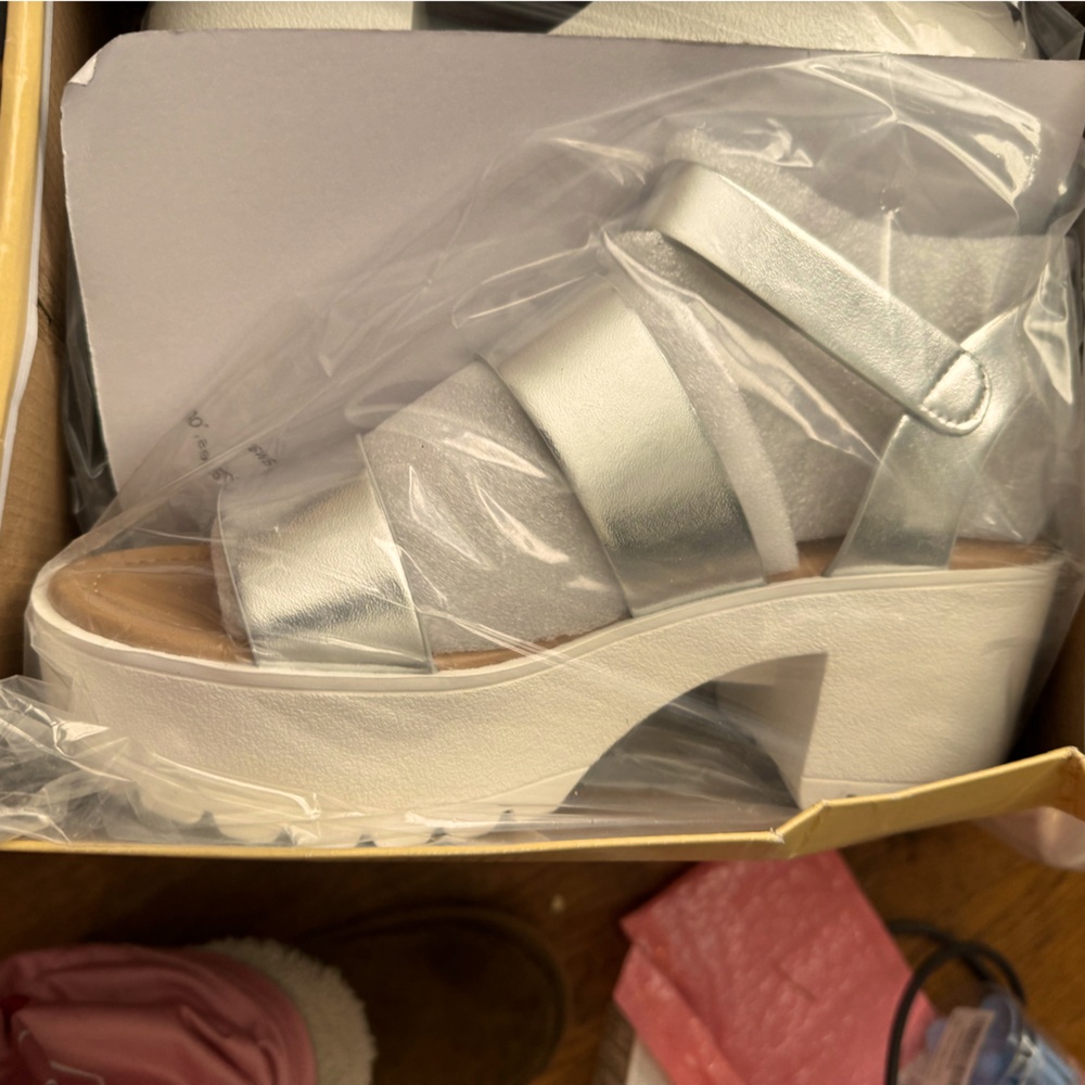 Soda Women’s Sandals Size 9 silver BNWT